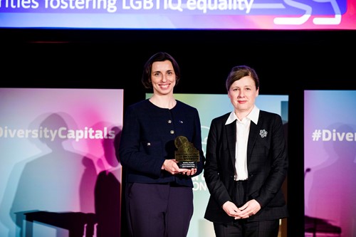 Deputy Mayor of Gdańsk, Monika Chabior, receiving the Gold Award from Věra Jourová, European Commission Vice-President for Values and Transparency © European Union, 2023.