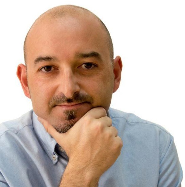 Headshot of the Mayor of La Zarza, Mayor Francisco Jose Farrona Navas, with his hand on his chin. © La Zarza